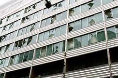 地震で割れたガラス